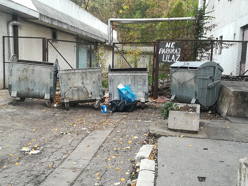 Zgariste hotela Partizan i prazni kontejneri oko kojih je smece slika 9